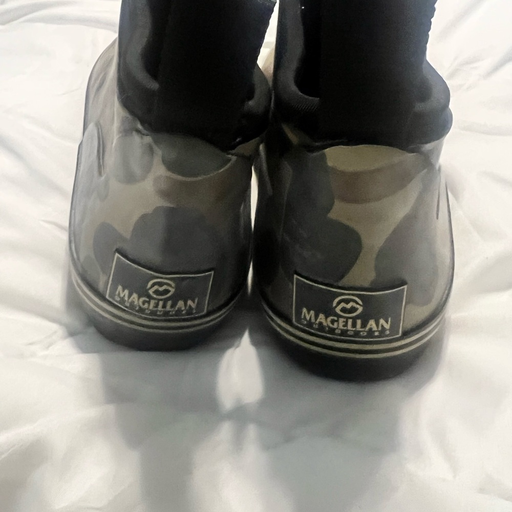 Magellan outdoors rubber camp kids boots size 5D - Picture 3 of 4